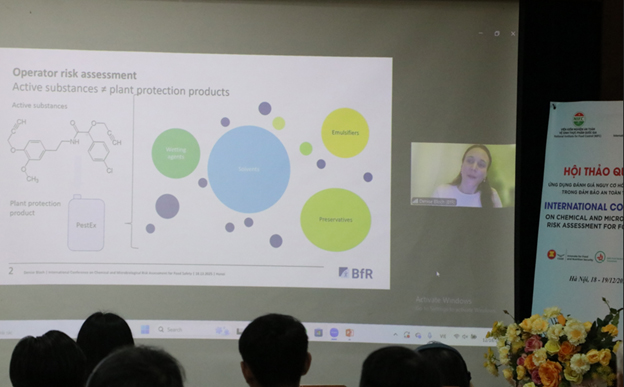 tien-si-Denise-Bloch-bao-cao-tai-hoi-thao 